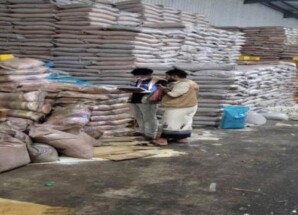 صناعة عدن يحذر المستهلكين بعد ضبط كميات كبيرة من السكر المغشوش والأرز الفاسد