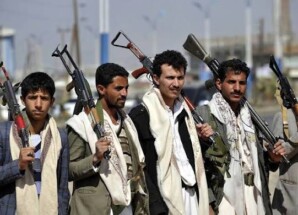 أسوشيتد برس : لماذا يمتنع الحوثيون عن التدخل في حرب إيران حتى الآن؟
