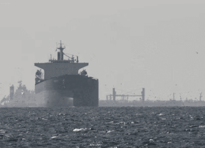 بريطانيا تعلن تعرض ناقلة تجارية لإطلاق نار في مضيق هرمز