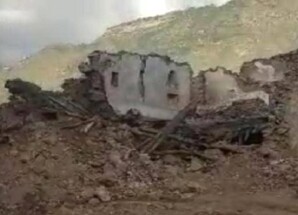 بسبب الأمطار الغزيرة… انهيار منزل أسرة في محافظة إب اليمنية