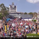 احتشاد آلاف المتظاهرين أمام مقر الجمعية الوطنية للانتقالي في التواهي رغم إغلاق سلطات الأمر الواقع للطرق المؤدية للمعلا