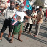 رغم القمع.. المتظاهرون يتجاوزون أول حاجز أمني للمشاركة بمسيرة المكلا