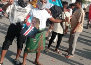 رغم القمع.. المتظاهرون يتجاوزون أول حاجز أمني للمشاركة بمسيرة المكلا