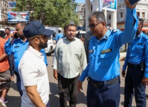 حملة ميدانية لتنظيم حركة السير والأسواق بمديرية صيرة بعدن