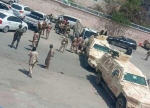 سلطات الأمر الواقع تقطع الطرق لعرقلة مسيرة المكلا