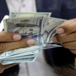 تحذيرات من تداعيات اقتصادية لقرار تحرير الدولار الجمركي وزيادة الرواتب