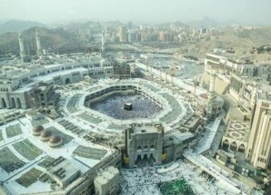 حجاج بيت الله الحرام يواصلون رمي الجمرات في آخر أيام التشريق
