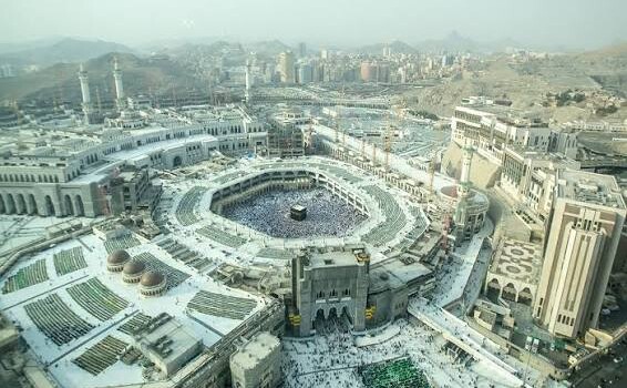 حجاج بيت الله الحرام يواصلون رمي الجمرات في آخر أيام التشريق