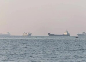 إنقاذ طاقم مروحية أميركية بعد سقوطها قرب مضيق هرمز