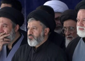 أبناء خامنئي يظهرون بجنازة والدهم.. ماذا نعرف عنهم؟