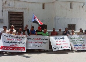 انتقالي الديس الشرقية ينظم وقفة احتجاجية رفضاً لصفقة إطلاق سراح عناصر إرهابية