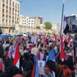 وقفة غضب حاشدة أمام ديوان محافظة عدن احتجاجاً على تدهور الخدمات ورفضاً للوصاية