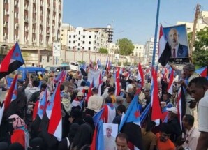 وقفة غضب حاشدة أمام ديوان محافظة عدن احتجاجاً على تدهور الخدمات ورفضاً للوصاية