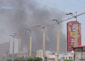 اندلاع حريق بالقرب من جولة كالتكس في العاصمة عدن