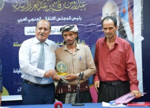 “الثبات يا رجال”.. الأمانة العامة للمجلس الانتقالي الجنوبي تُكرم أيقونة الصمود الملازم أحمد القطيبي بدرع “قدوة الشباب 2026”