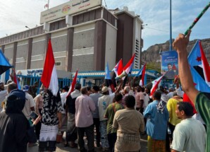 في إطار التصعيد الشعبي.. وقفة احتجاجية حاشدة أمام شركة النفط بمديرية المعلا رفضاً لتدهور الخدمات