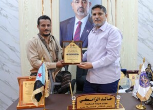 الزامكي يكرّم المناضل “أبو ردفان القطيبي” بدرع الوفاء