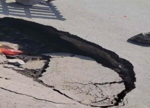 انهيار أرضي جديد بجوار البنك المركزي في عدن يستنفر الجهات الأمنية