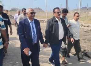 مدير عام البريقة يدشن مشروع إعادة تأهيل أحد الشوارع المتهالكة بالمديرية