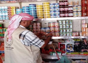 رقابة الأسواق تضبط مواد منتهية بالمكلا