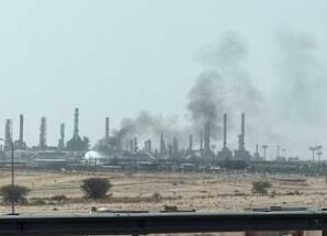 رويترز: سحابة دخان ونيران قرب منشأة لأرامكو في الرياض