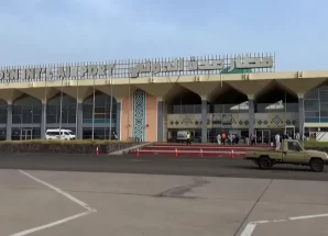 مليشيات الحوثي تستهدف مطار عدن الدولي بصاروخ بالستي
